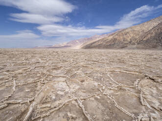 Die Salzwiesen von Badwater Basin, der tiefste Punkt in Nordamerika, Death Valley National Park, Kalifornien, Vereinigte Staaten von Amerika, Nordamerika - RHPLF23747