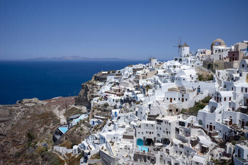 Windmühlen, Häuser und Hotels in der Stadt Oia, auf der Klippe mit Blick auf die Caldera, Santorin, Kykladen, Ägäisches Meer, Griechische Inseln, Griechenland, Europa - RHPLF23768