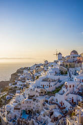 Sonnenuntergang über Windmühlen, Oia, auf der Klippe mit Blick auf die Caldera, Santorin, Kykladen, Ägäisches Meer, Griechische Inseln, Griechenland, Europa - RHPLF23769