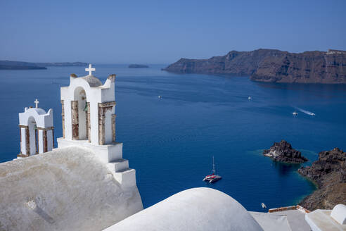 Kapellendach mit Blick auf die Caldera, Oia, Santorin, Kykladen, Ägäisches Meer, Griechische Inseln, Griechenland, Europa - RHPLF23771