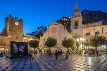 Blick auf die Chiesa di San Giuseppe auf der Piazza IX Aprile in Taormina in der Abenddämmerung, Taormina, Sizilien, Italien, Mittelmeer, Europa - RHPLF23772