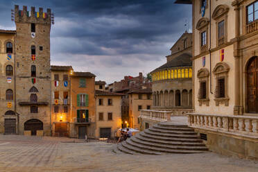 Mittelalterliche Gebäude auf der Piazza Grande, bei Sonnenuntergang, Arezzo, Toskana, Italien, Europa - RHPLF23790