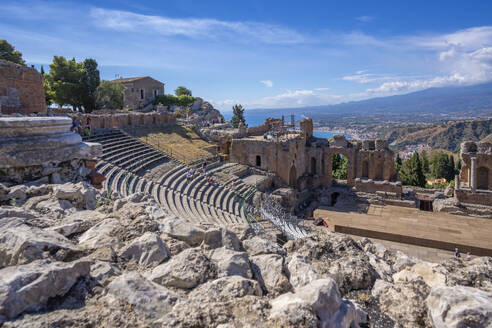 Blick auf das Griechische Theater in Taormina mit dem Ätna im Hintergrund, Taormina, Sizilien, Italien, Mittelmeer, Europa - RHPLF23797