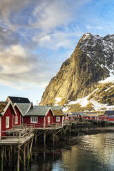Bunte Fischerhütten umrahmt von majestätischen Bergen, Reine, Lofoten, Nordland, Norwegen, Skandinavien, Europa - RHPLF23799