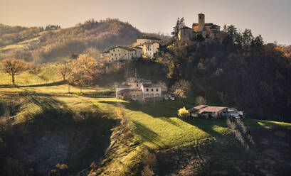 Ein Sonnenuntergang über dem kleinen Dorf Montecorone im Herbst, Emilia Romagna, Italien, Europa - RHPLF23836