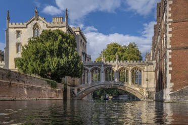 Seufzerbrücke und St. Johns College vom Fluss Cam aus, Universität Cambridge, Cambridge, Cambridgeshire, England, Vereinigtes Königreich, Europa - RHPLF23837