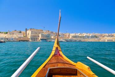 Traditionelles Wassertaxi bei der Fahrt durch den Grand Harbour, Valletta, Malta, Mittelmeer, Europa - RHPLF23838