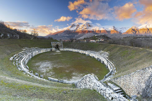 Blick auf das römische Amphitheater und schneebedeckte Gipfel bei Sonnenuntergang, Alba Fucens, Provinz L'Aquila, Apennin, Abruzzen, Italien, Europa - RHPLF23850