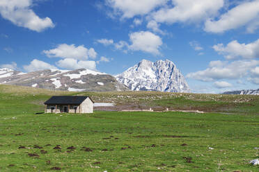 Einsames Haus inmitten von Wiesen auf der Hochebene des Campo Imperatore, Nationalpark Gran Sasso, Apennin, Abruzzen, Italien, Europa - RHPLF23851