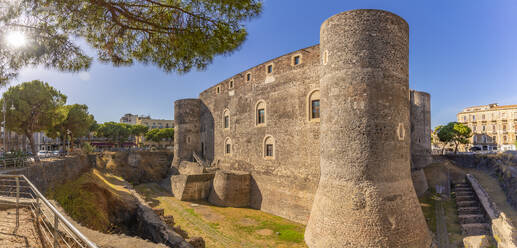 Blick auf Castello Ursino, Catania, Sizilien, Italien, Mittelmeer, Europa - RHPLF23860