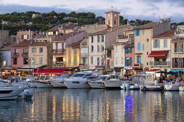 Der Hafen von Cassis in der Abenddämmerung, Cassis, Bouches du Rhone, Provence-Alpes-Cote d'Azur, Frankreich, Westeuropa - RHPLF23868