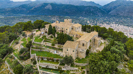 Luftaufnahme des Santuari de la Mare de Deu des Puig aus dem 14. Jahrhundert, UNESCO-Weltkulturerbe, Serra de Tramuntana, Pollenca, Mallorca, Balearische Inseln, Spanien, Mittelmeer, Europa - RHPLF23887