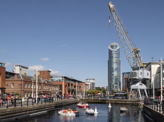 Kanalseite mit Dockkran und Turm Nr. 1 (Lippenstift), Gunwharf Quays, Portsmouth, Hampshire, England, Vereinigtes Königreich, Europa - RHPLF23904