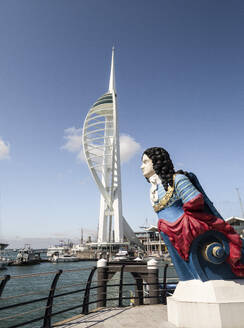 Galionsfigur der HMS Marlborough und Spinnaker Tower, Gunwharf Quays, Portsmouth, Hampshire, England, Vereinigtes Königreich, Europa - RHPLF23905