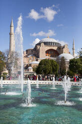 Wasserfontäne, Große Moschee Hagia Sophia, 360 n. Chr., UNESCO-Weltkulturerbe, Istanbul, Türkei, Europa - RHPLF23910