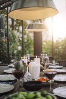 Das Abendessen wird auf dem Esstisch für die Party vorbereitet - MASF36239