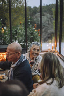 Ältere Freundinnen unterhalten sich während einer Dinnerparty miteinander - MASF36292