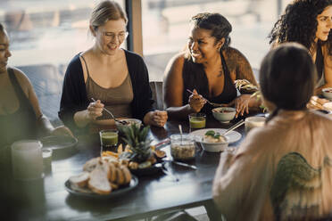 Freundinnen, die sich beim Frühstück im Freizeitzentrum unterhalten - MASF36396