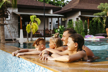 Eltern mit Kindern im Schwimmbad eines Ferienortes im Urlaub - MASF36574