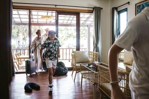 Glückliche Familie beim Betreten der Ferienvilla im Resort - MASF36637