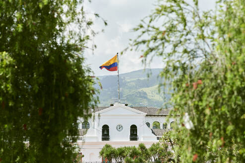 Die Nationalflagge weht auf dem Regierungspalast Palacio de Carondelet - KIJF04541