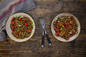 Zwei Schüsseln Beluga-Linsen mit Bulgur, Tomaten, Paprika, Auberginen und Frühlingszwiebeln - LVF09304