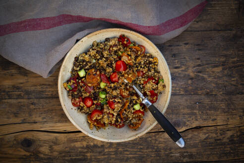 Schüssel mit Beluga-Linsen mit Bulgur, Tomaten, Paprika, Auberginen und Frühlingszwiebeln - LVF09307