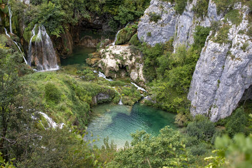 Kroatien, Blick auf einen malerischen See im Nationalpark Plitvicer Seen - MOMF01007