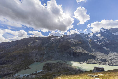 Österreich, Salzburger Land, Blick von der Kaiser-Franz-Josefs-Höhe zum Großglockner-Gipfel, Pasterze-Gletscher und Sandersee - FOF13662