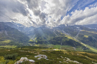 Österreich, Salzburger Land, Blick auf Wolken, die über die Gipfel des Nationalparks Hohe Tauern ziehen - FOF13671