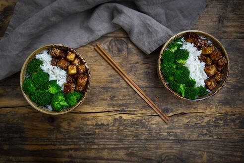 Two bowls of coconut rice with tofu, broccoli and sesame seeds - LVF09320