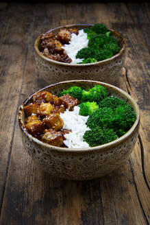 Two bowls of coconut rice with tofu, broccoli and sesame seeds - LVF09321