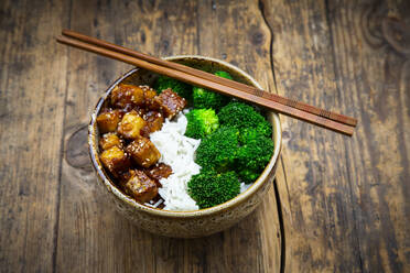 Bowl of coconut rice with tofu, broccoli and sesame seeds - LVF09322