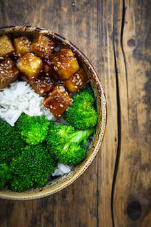 Bowl of coconut rice with tofu, broccoli and sesame seeds - LVF09323