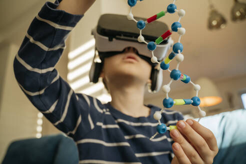 Junge untersucht DNA-Modell durch VR-Brille zu Hause - OSF01508