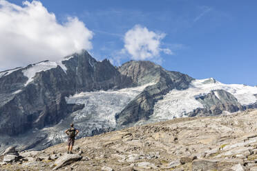 Mann mit Hand an der Hüfte, Blick auf einen Berg, Kärnten, Österreich - FOF13683