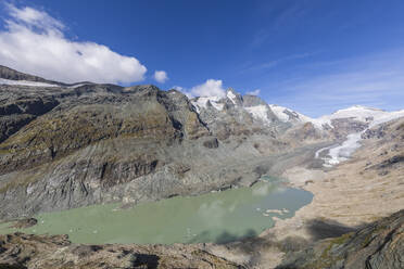 Blick auf den Pasterze-Gletscher und den Sandersee an einem sonnigen Tag, Kärnten, Österreich - FOF13684