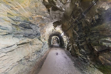 Fußweg inmitten einer Felswand, Kärnten, Österreich - FOF13685