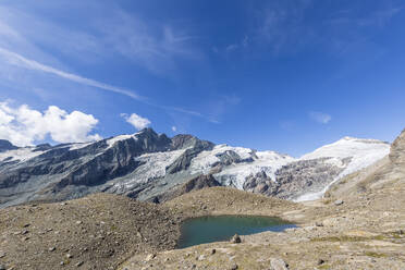 Blick auf den Pasterze-Gletscher und den Sandersee an einem sonnigen Tag, Kärnten, Österreich - FOF13686