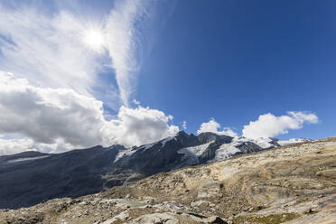 Ruhige Aussicht auf Berge unter bewölktem Himmel, Kärnten, Österreich - FOF13689