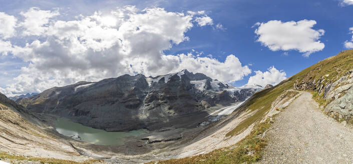 Blick auf Pasterze-Gletscher und Sandersee vor bewölktem Himmel, Kärnten, Österreich - FOF13691