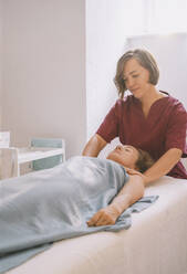 Therapist giving body massage to customer - NDEF00523