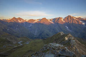 Österreich, Salzburger Land, Großglocknerstraße vom Gipfel der Edelweissspitze in der Morgendämmerung gesehen - FOF13702