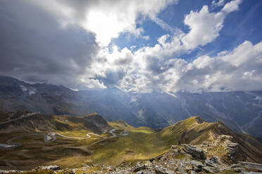 Österreich, Salzburger Land, Wolken über der Großglocknerstraße vom Gipfel der Edelweissspitze aus gesehen - FOF13705