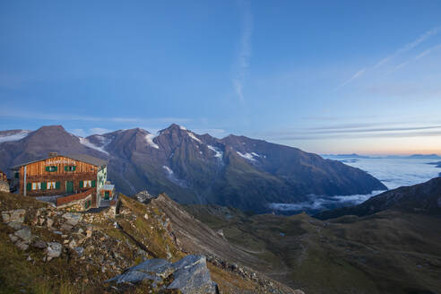 Österreich, Salzburger Land, Blick auf die Edelweißhütte in der Morgendämmerung - FOF13706