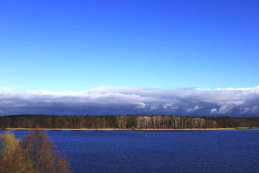 Deutschland, Land Brandenburg, Gewitterwolken ziehen über dem Werbellinsee auf - JTF02310