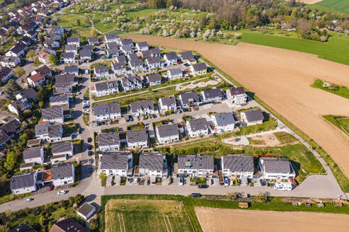 Deutschland, Baden-Württemberg, Waiblingen, Luftaufnahme eines modernen Neubaugebiets im Frühjahr - WDF07300