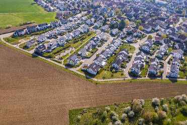 Deutschland, Baden-Württemberg, Waiblingen, Luftaufnahme eines modernen Neubaugebiets im Frühjahr - WDF07302