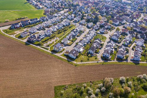 Deutschland, Baden-Württemberg, Waiblingen, Luftaufnahme eines modernen Neubaugebiets im Frühjahr - WDF07302