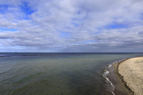 Germany, Mecklenburg-Vorpommern, Sellin, Clouds over coastline of Rugen island - JTF02311